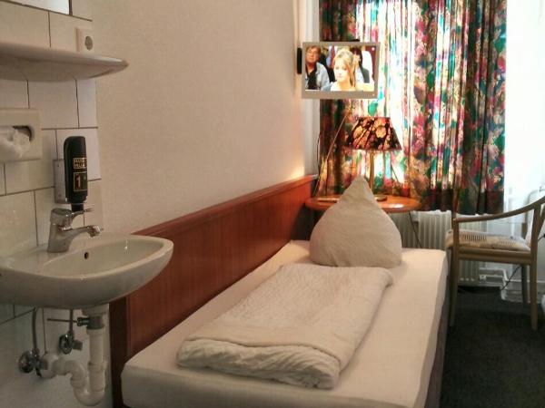 Hotel-Pension Adamshof : photo 2 de la chambre chambre simple avec salle de bains commune