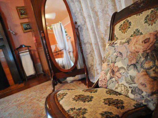 HH Whitney House - A Bed & Breakfast on the Historic Esplanade : photo 1 de la chambre chambre lit queen-size avec salle de bains commune