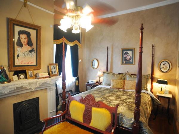 HH Whitney House - A Bed & Breakfast on the Historic Esplanade : photo 3 de la chambre chambre lit queen-size avec salle de bains commune