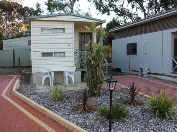 Acclaim Kingsway Tourist Park : photo 1 de la chambre chalet avec salle de bains privative