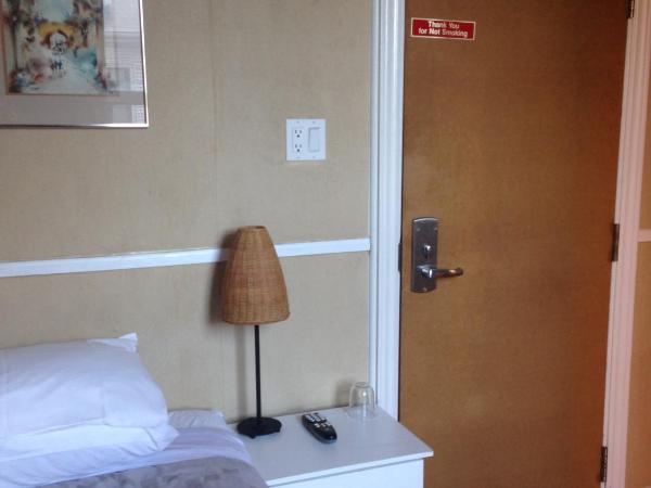 The Rex Hotel Jazz & Blues Bar : photo 4 de la chambre chambre simple avec lit simple et salle de bains commune