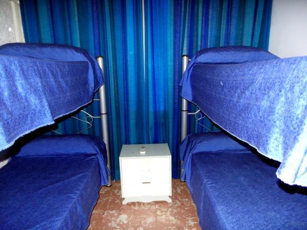 Hostel Otro Mundo : photo 1 de la chambre chambre quadruple avec salle de bains commune