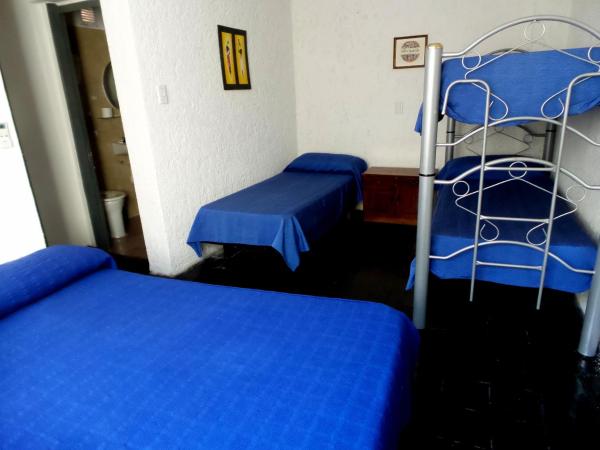Hostel Otro Mundo : photo 2 de la chambre chambre quadruple avec salle de bains privative