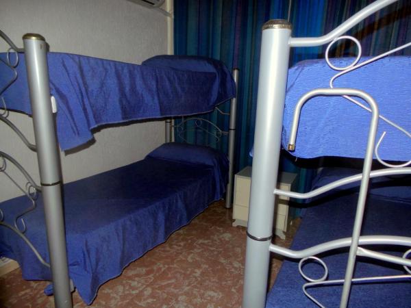 Hostel Otro Mundo : photo 3 de la chambre chambre quadruple avec salle de bains commune