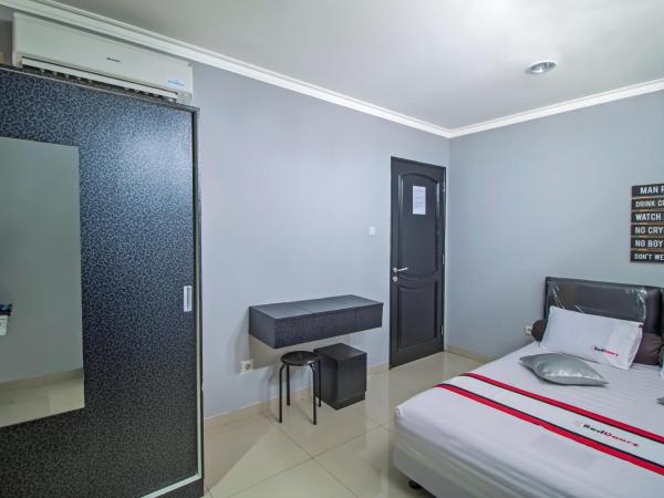 RedDoorz Plus @ Radio Dalam 2 : photo 6 de la chambre chambre deluxe
