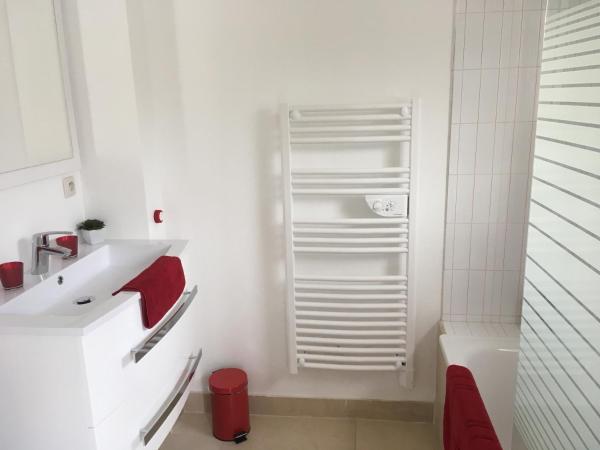 Chambres d'hôtes Des Tours à La Rochelle : photo 7 de la chambre chambre double la lanterne - vue sur piscine