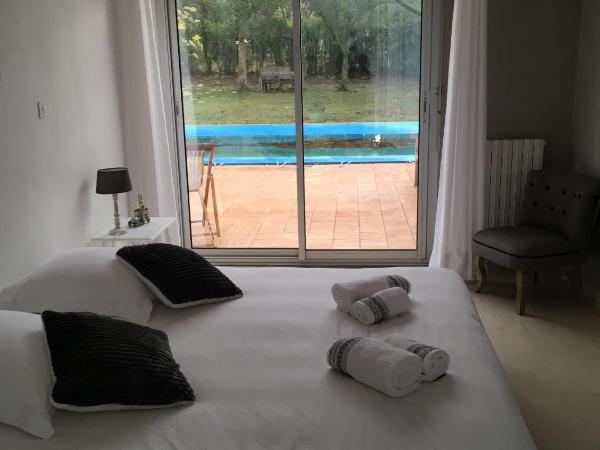 Chambres d'hôtes Des Tours à La Rochelle : photo 1 de la chambre chambre double - vue sur piscine