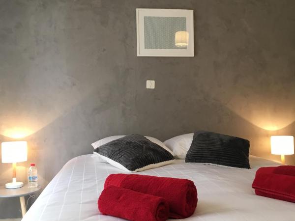 Chambres d'hôtes Des Tours à La Rochelle : photo 4 de la chambre chambre double la lanterne - vue sur piscine