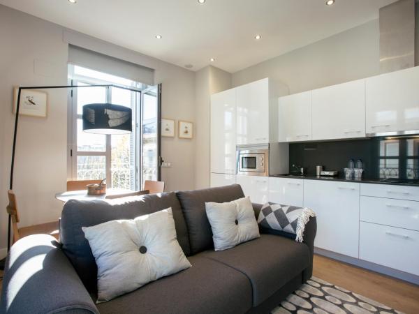 Legazpi Doce Rooms & Suites : photo 4 de la chambre appartement 1 chambre avec balcon