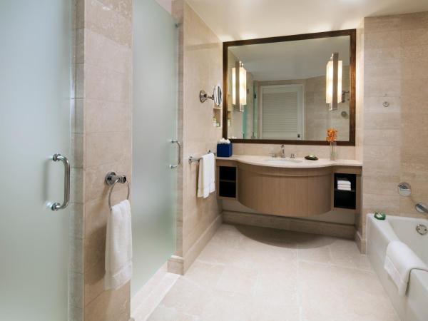 Prince Waikiki : photo 5 de la chambre chambre lit king-size - côté océan