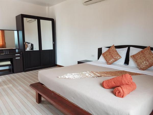 Lanta Paradise Beach Resort : photo 2 de la chambre chambre lit king-size - vue sur montagne