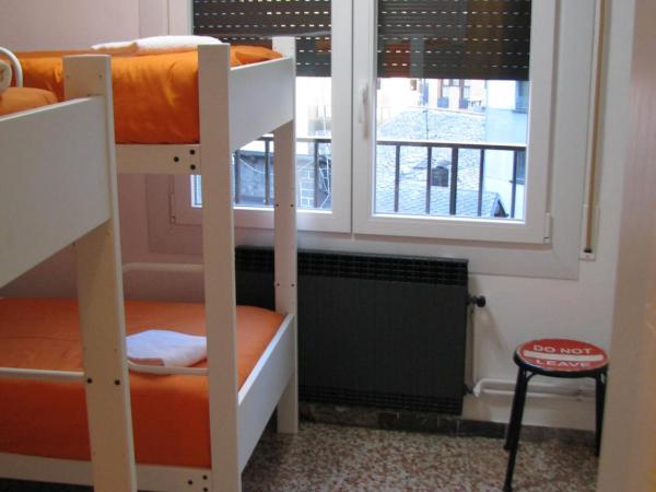 Barri Antic Hostel & Pub : photo 5 de la chambre chambre quadruple