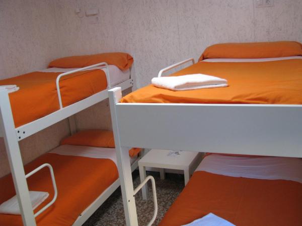 Barri Antic Hostel & Pub : photo 6 de la chambre chambre quadruple