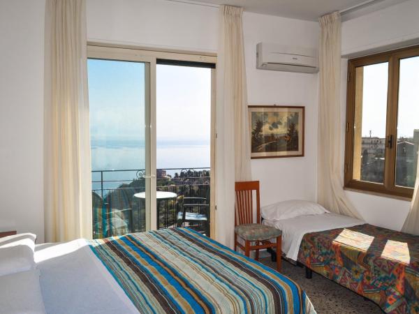 Hotel Condor : photo 2 de la chambre chambre double avec lit d'appoint - vue sur mer