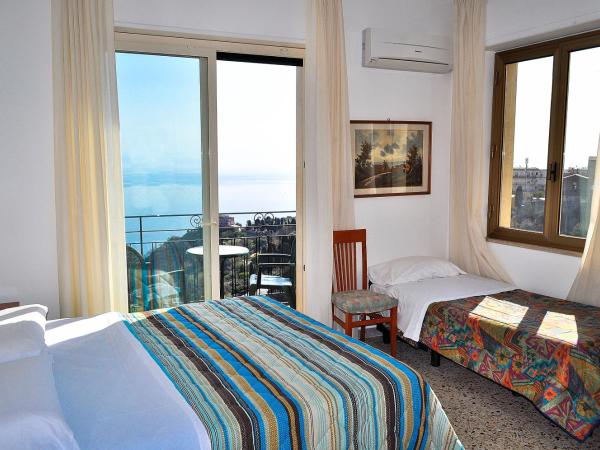 Hotel Condor : photo 1 de la chambre chambre double avec lit d'appoint - vue sur mer