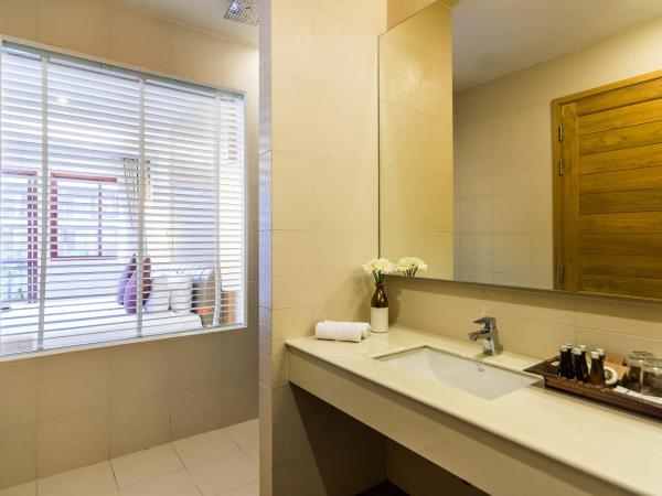Ayrest Hua Hin Hotel : photo 7 de la chambre chambre de luxe avec accès à la piscine et baignoire spa