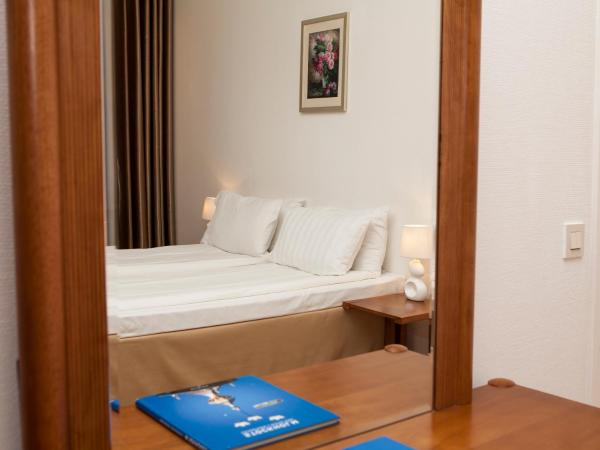 Hotel Expo Stockholm : photo 9 de la chambre chambre lits jumeaux avec salle de bains commune - annexe