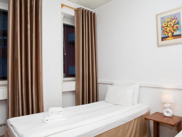 Hotel Expo Stockholm : photo 6 de la chambre chambre quadruple avec salle de bains commune - annexe