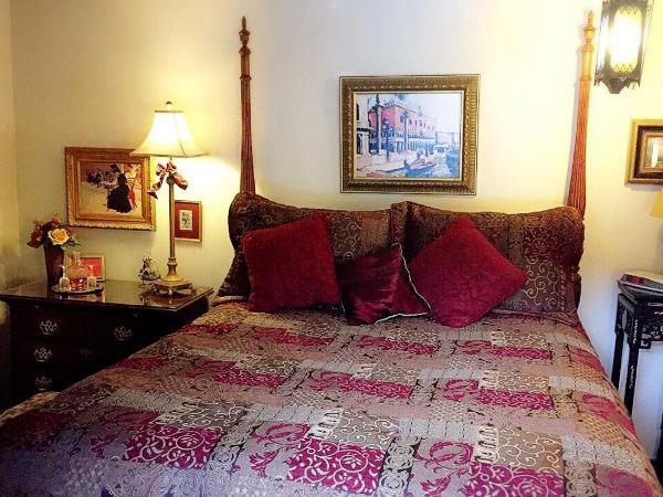 The Stone Hedge Bed and Breakfast : photo 2 de la chambre chambre lit queen-size