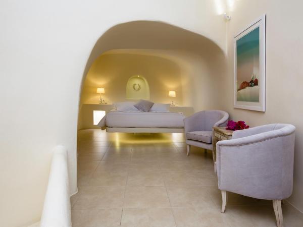 Oia Mare Villas : photo 7 de la chambre suite grotte lune de miel avec vue sur la caldeira