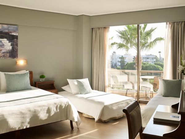 Golden Sun Hotel : photo 1 de la chambre chambre familiale