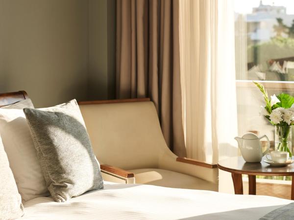 Golden Sun Hotel : photo 2 de la chambre chambre familiale