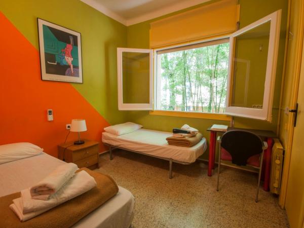Studio Hostel : photo 1 de la chambre chambre lits jumeaux avec salle de bains privative