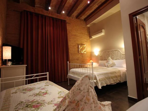 Hostal Orleans : photo 1 de la chambre chambre triple avec salle de bains privative