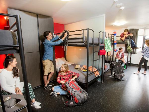 Space Hotel : photo 4 de la chambre lit dans dortoir mixte de 8 lits avec salle de bains commune