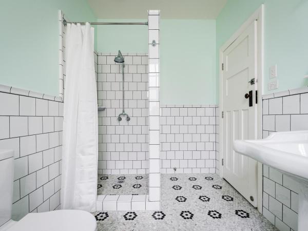 The North Sydney Hotel : photo 4 de la chambre chambre lit king-size avec salle de bains commune