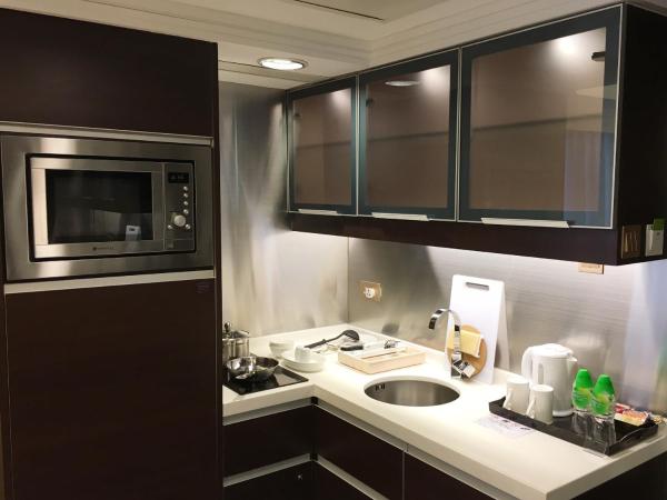 Harbour Plaza 8 Degrees : photo 4 de la chambre suite avec piscine - vue sur jardin