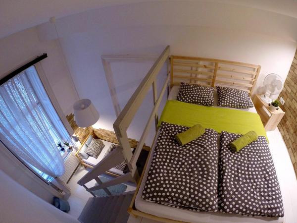 Friends Hostel & Apartments : photo 2 de la chambre chambre lits jumeaux avec salle de bains privative