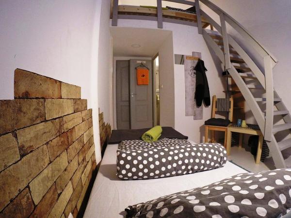 Friends Hostel & Apartments : photo 1 de la chambre chambre lits jumeaux avec salle de bains privative