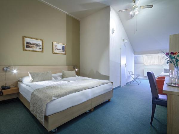 Hotel Taurus : photo 4 de la chambre chambre triple Économique mansardée