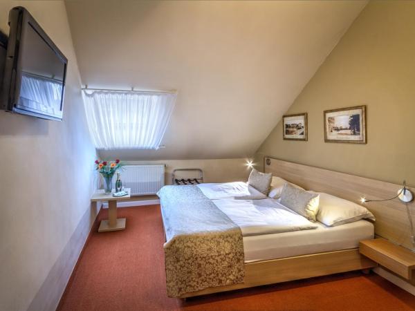 Hotel Taurus : photo 8 de la chambre chambre double ou lits jumeaux Économique - mansardée