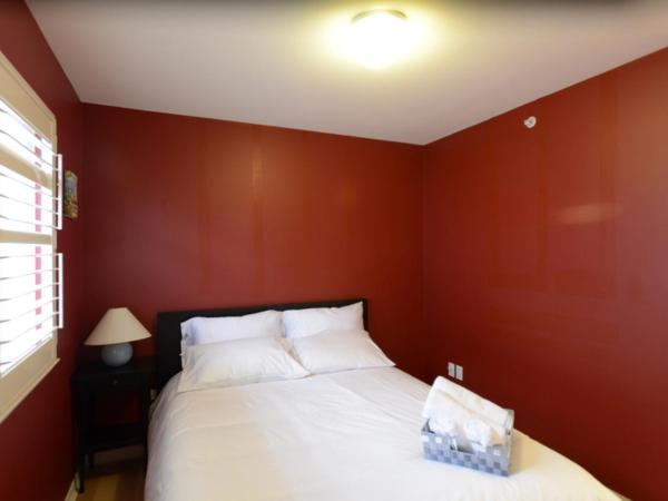 Marpole Guest House : photo 5 de la chambre chambre lit queen-size avec salle de bains commune
