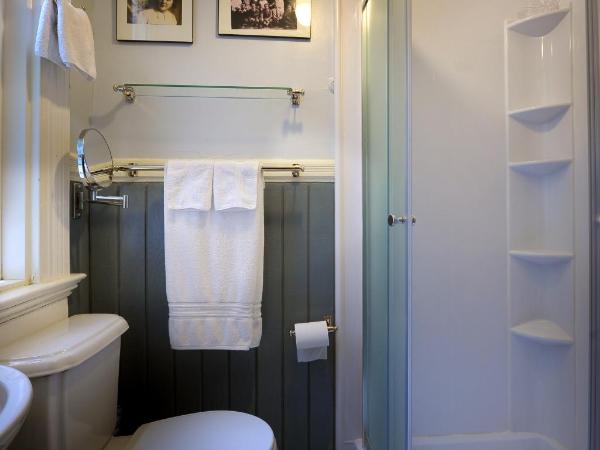 Noe's Nest Bed and Breakfast : photo 1 de la chambre chambre lit queen-size avec salle de bains privative dans couloir