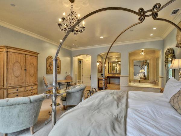 The Villa at Arden Hills : photo 2 de la chambre suite lit king-size avec baignoire spa