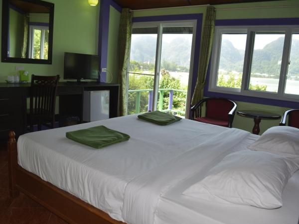 Phi Phi View Point Resort : photo 3 de la chambre chambre lit king-size - vue sur mer
