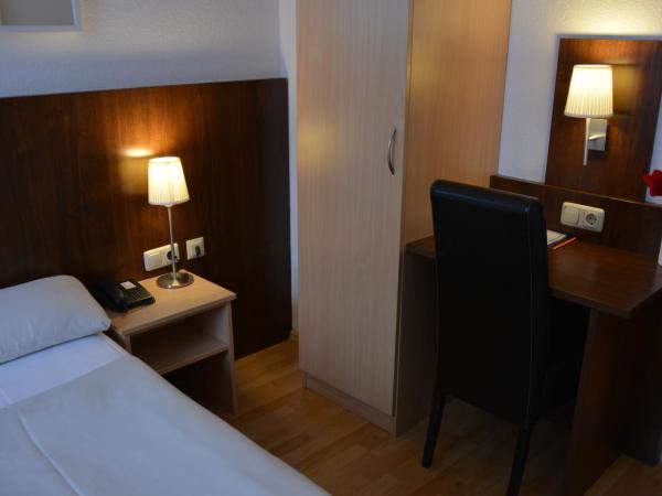 Hotel Italia : photo 4 de la chambre chambre double avec lit queen-size