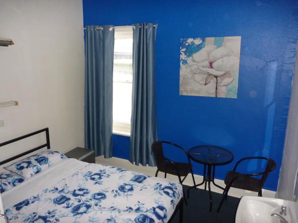 Adelaide Travellers Inn Backpackers Hostel : photo 3 de la chambre chambre double avec salle de bains commune