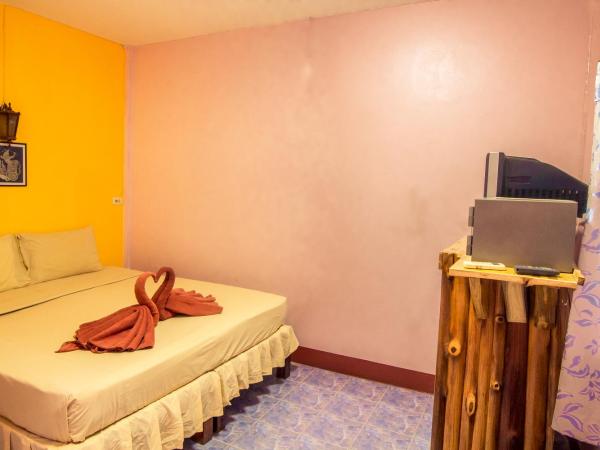 Pongphen Guesthouse - SHA Plus Certified : photo 4 de la chambre chambre double standard - vue sur piscine