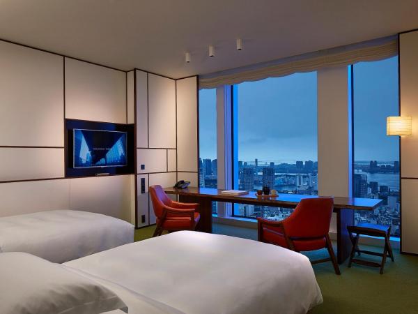 Andaz Tokyo - A Concept by Hyatt : photo 5 de la chambre chambre lits jumeaux - vue sur baie