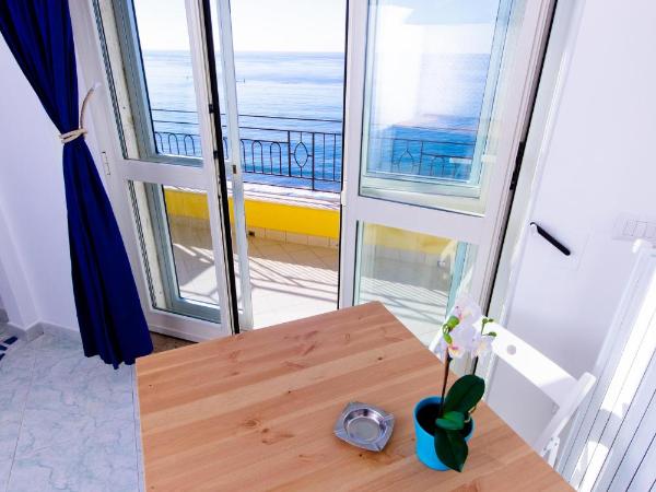 On the beach Sea-view&Kitchen In Room : photo 7 de la chambre appartement supérieur - vue sur mer