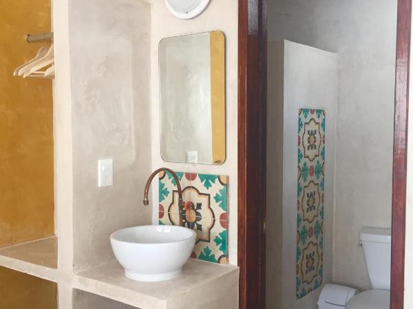 Che Nomadas Mérida Hostel Adults Only : photo 3 de la chambre chambre double lit king-size avec salle de bains privative