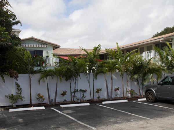 The Big Coconut Guesthouse - Gay Men's Resort : photo 4 de la chambre chambre avec 2 grands lits queen-size