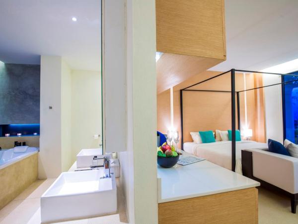 The Anda Mani Khaolak Beachfront Villas : photo 7 de la chambre suite avec baignoire spa
