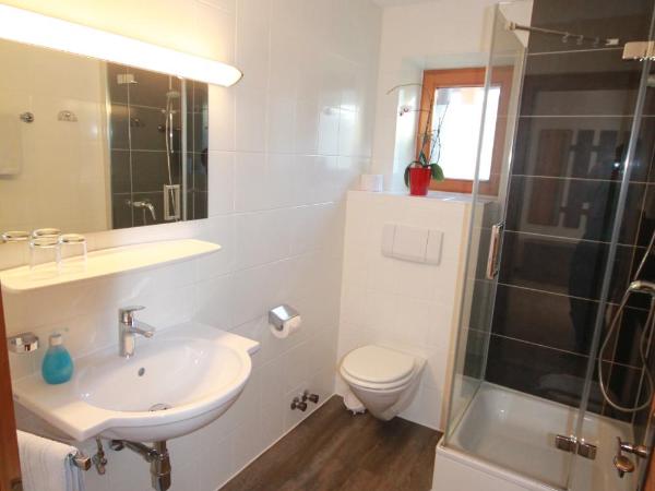 Hotel Sonnenhof - bed & breakfast & appartements : photo 4 de la chambre chambre familiale avec balcon