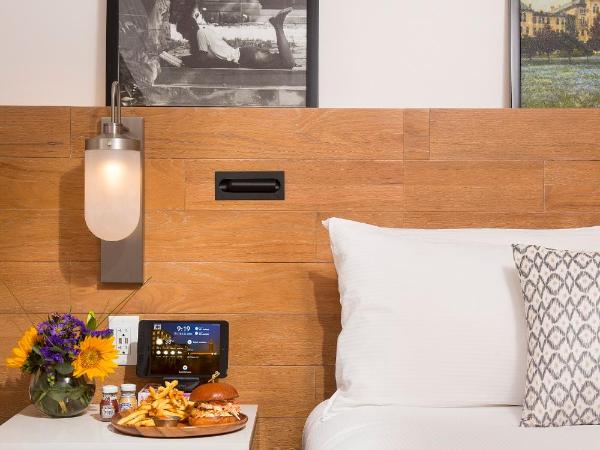 AT&T Hotel & Conference Center : photo 3 de la chambre chambre lit king-size - vue sur tour