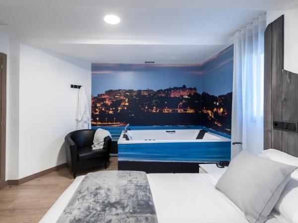 Suite Home Sardinero : photo 5 de la chambre chambre de luxe double ou lits jumeaux avec baignoire spa